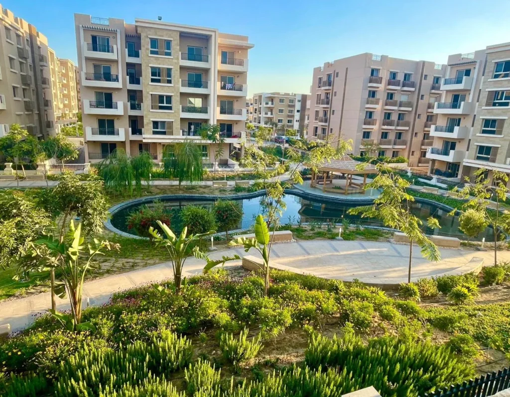 مبانٍ سكنية ولاندسكيب حول البحيرات في تاج سيتي